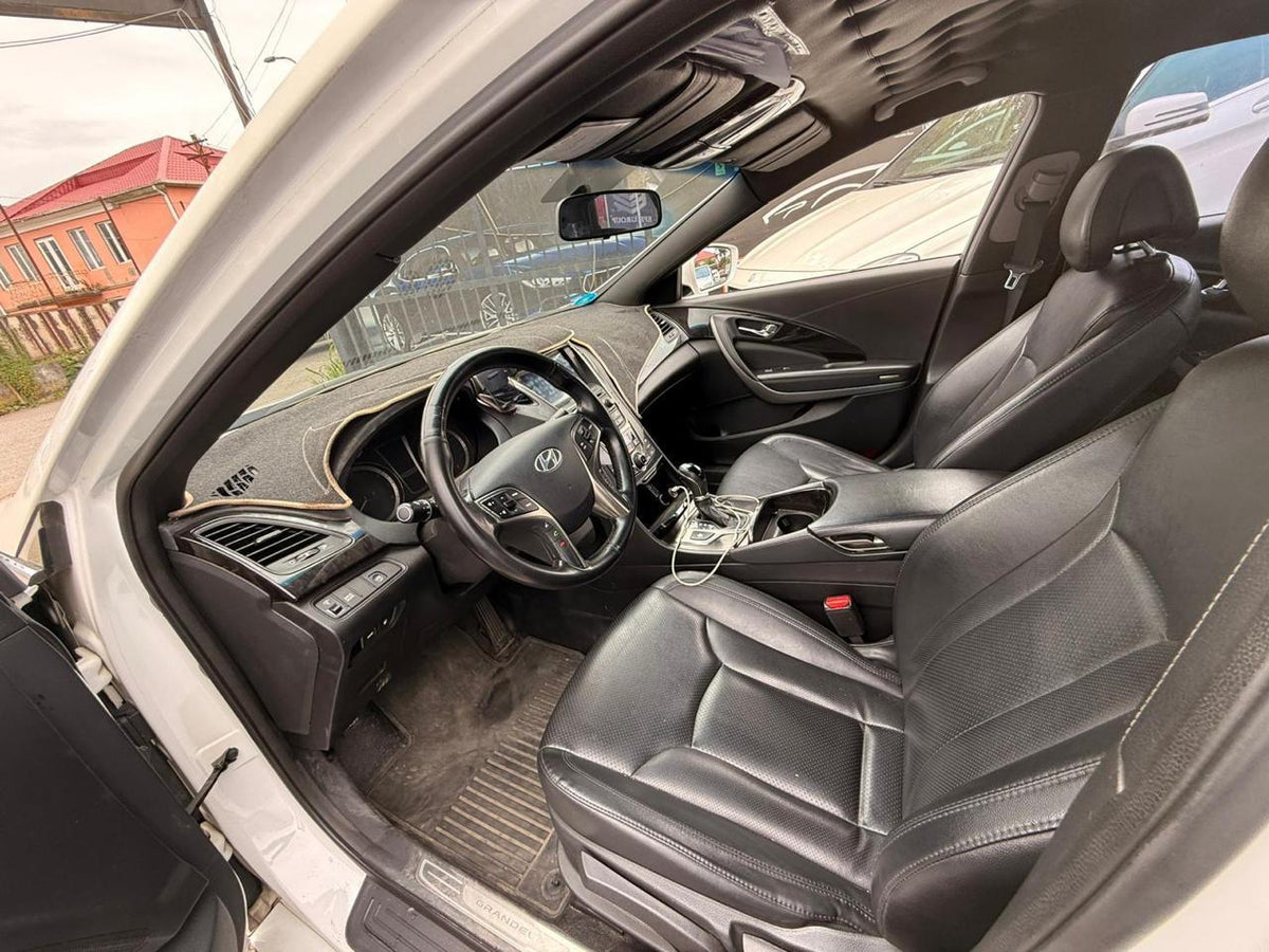 Hyundai Grandeur HG300 | Luxury Sedan Rental in Georgia