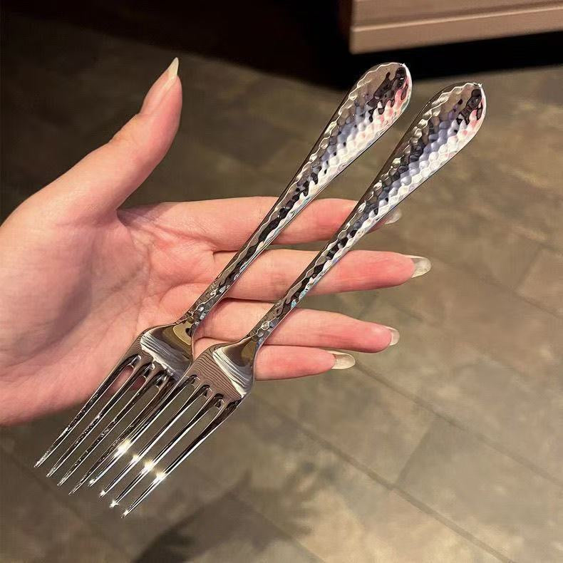 Hammered Stainless Steel Cutlery Set – Retro Luxury Spoon & Fork (Silver & Gold Finish) طقم أدوات مائدة ستانلس ستيل بنقشة مطروقة – ملعقة وشوكة فاخرة بتصميم كلاسيك (فضي وذهبي)