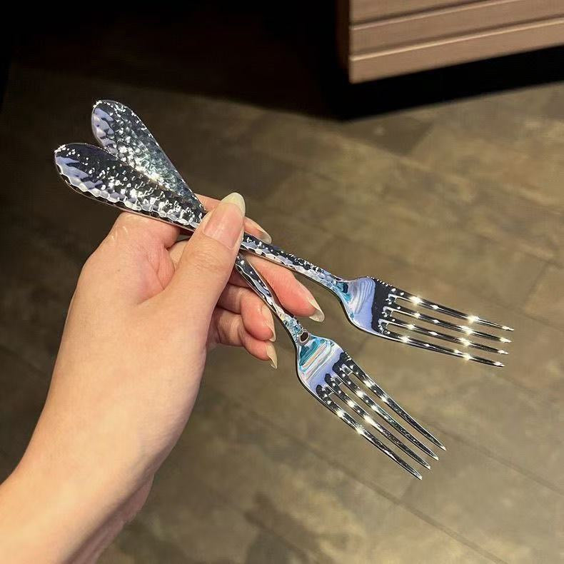 Hammered Stainless Steel Cutlery Set – Retro Luxury Spoon & Fork (Silver & Gold Finish) طقم أدوات مائدة ستانلس ستيل بنقشة مطروقة – ملعقة وشوكة فاخرة بتصميم كلاسيك (فضي وذهبي)