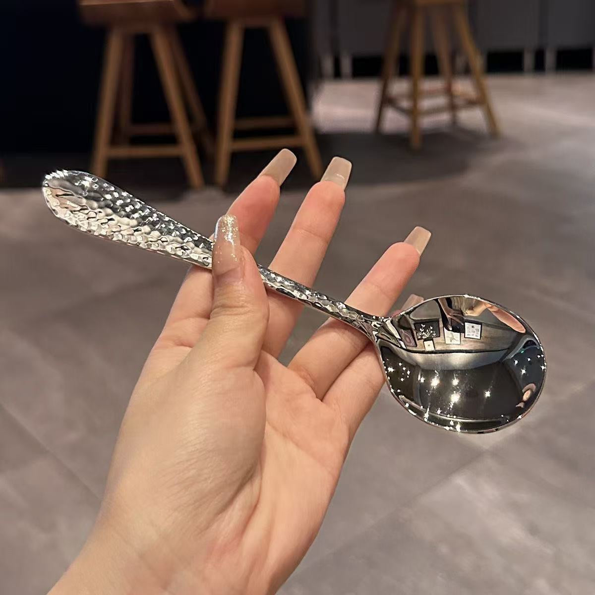 Hammered Stainless Steel Cutlery Set – Retro Luxury Spoon & Fork (Silver & Gold Finish) طقم أدوات مائدة ستانلس ستيل بنقشة مطروقة – ملعقة وشوكة فاخرة بتصميم كلاسيك (فضي وذهبي)